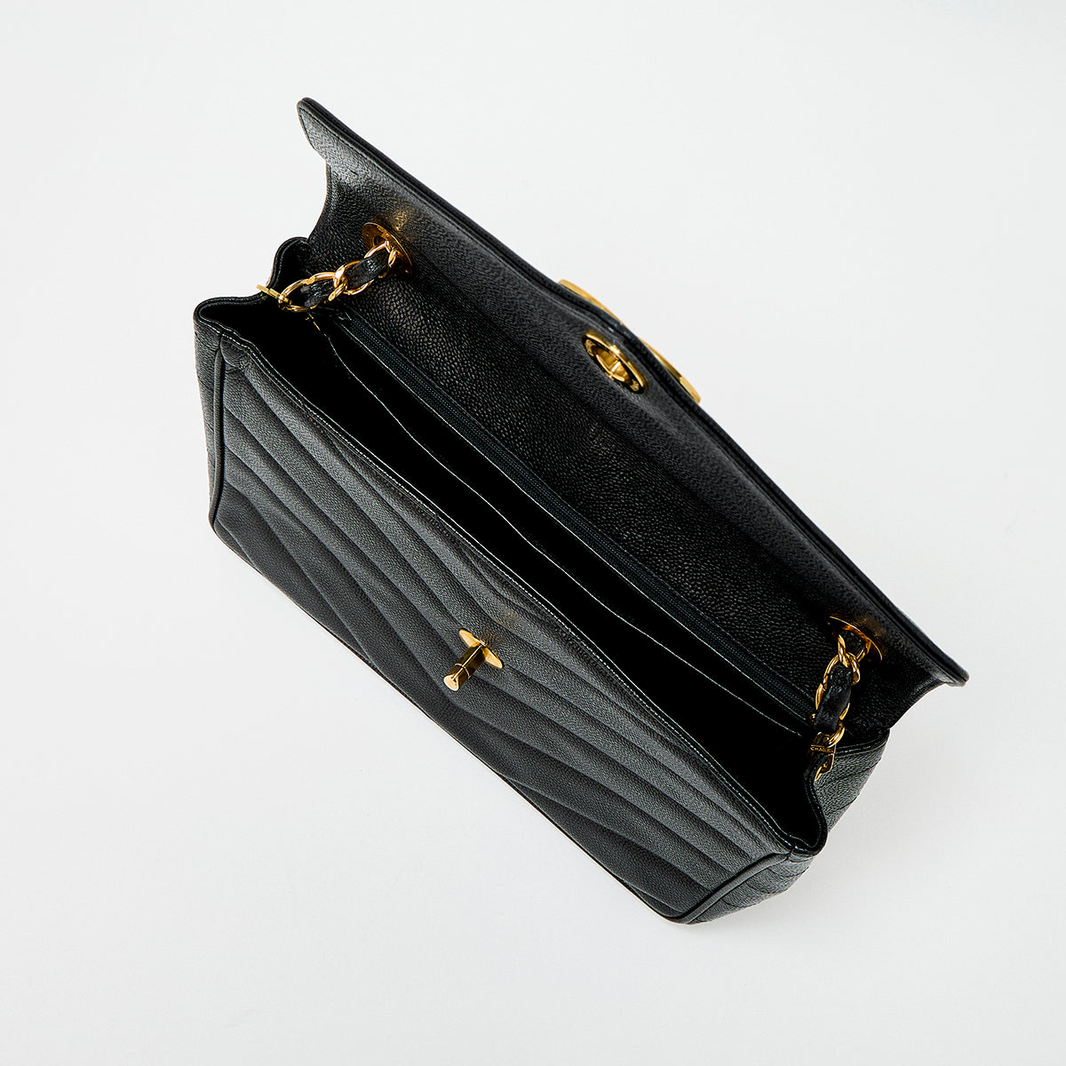 CHANEL バック Chanel // 2009 Black & Silver Jumbo Single Flap Leather Bag